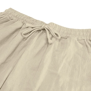 Dettaglio ravvicinato della vita elastica con coulisse dei pantaloni da spiaggia in lino