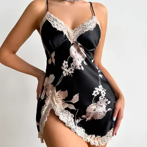 Nuisette en satin noir à imprimé floral avec dentelle blanche et fente latérale pour femme