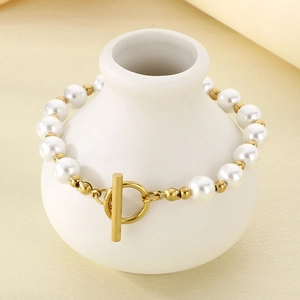Dettaglio del bracciale con perle barocche e perline dorate con chiusura a T classica