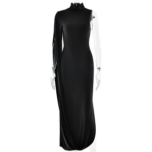 Robe noire élégante à une épaule, manches longues, col montant et coupe ajustée