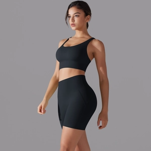 Dettaglio dei pantaloncini biker neri elasticizzati e del reggiseno sportivo coordinato