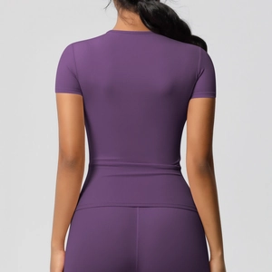 Vue arrière d'un haut de yoga violet séchage rapide avec coupe ajustée et sans couture