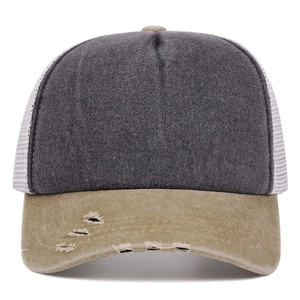 Detailansicht des Distressed-Schirms der gewaschenen Trucker-Cap in Grau und Khaki