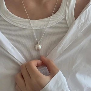 Elegant model shot of minimalist 925 silver necklace with single pearl pendant