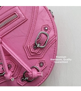 Détail du sac rose en cuir gaufré avec clous argentés et finitions métalliques chic