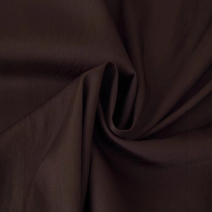 Robe chemise mi-longue marron foncé à col en V profond avec plis et ceinture de taille
