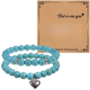 Bracelets en perles de turquoise avec pendentif cœur sur une carte de message inspirante