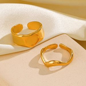 Adjustable gold plated stainless steel ring set with heart relief and wavy design