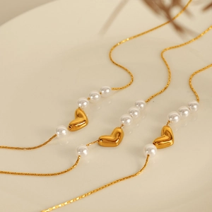Collier élégant avec pendentif cœur doré et perles blanches rondes au design minimaliste