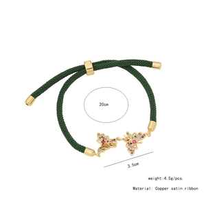 Dettaglio del bracciale intrecciato verde regolabile con farfalla in rame e dimensioni