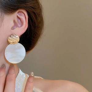 Dettaglio dell'orecchino a cuore placcato oro 24k con inserto in madreperla
