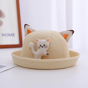 Détail d'un chapeau de paille pour bébé avec oreilles de chat et applique de chaton
