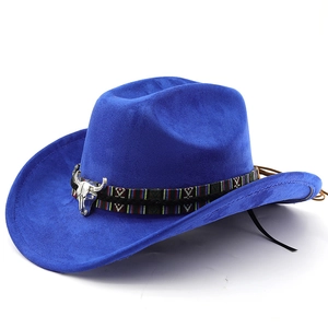 Détail d'un chapeau de cowboy en daim bleu marine avec bande tressée et crâne de taureau
