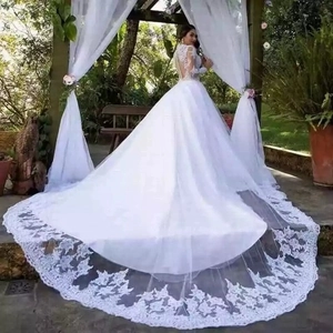 Robe de mariée élégante à manches longues en dentelle avec traîne cathédrale blanche