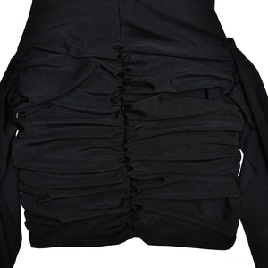 Gros plan détaillé du design froncé sur une robe moulante noire en tissu élastique