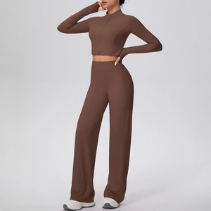Détail d'un ensemble de sport marron avec veste zippée et pantalon de yoga évasé