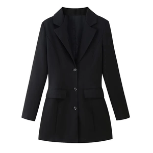 Détail d'une robe blazer noire à col en V avec boutons à boutonnage simple et poches à rabat