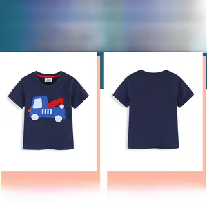 Détail d'un camion de dessin animé brodé sur un t-shirt en coton bleu marine pour garçon