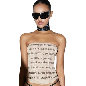 Beiges Bustier-Top mit Buchstabendruck und Korsett-Stäbchen für einen schicken Sommer