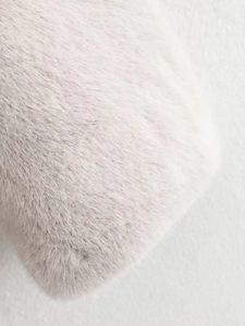 Gros plan détaillé sur la texture en fausse fourrure et les fibres douces gris clair