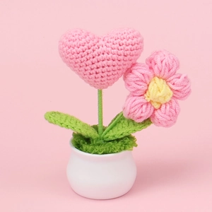 Pot de fleurs au crochet rose avec cœur et base en céramique pour décoration de bureau