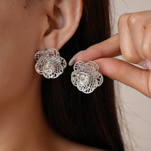 Elegante silberne hohle doppellagige Rosenohrringe mit einer metallisch gebürsteten Textur