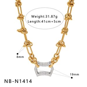 Vue technique d'un collier chaîne dorée avec maillon pavé de cristaux et dimensions