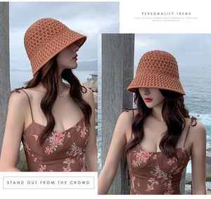 Gros plan d'un chapeau cloche en maille ajourée caramel sur un modèle extérieur