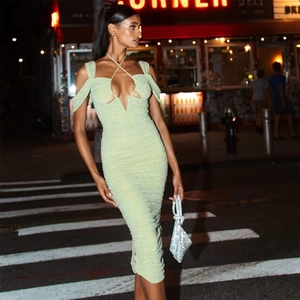 Robe midi pailletée vert clair avec col licou croisé et découpes ajustées pour femme