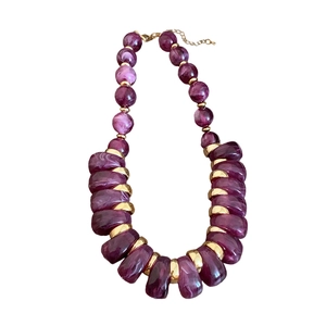 Collar vintage con colgante redondo y cuentas en resina violeta y dorada