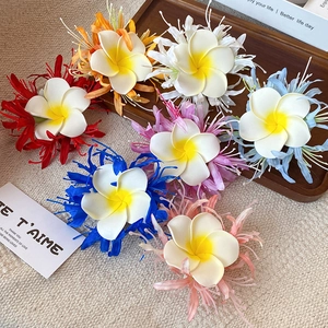Gros plan d'épingles à cheveux en fleurs de tissu colorées