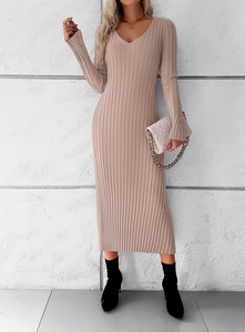 Détail d'une élégante robe mi-longue en maille côtelée beige avec col en V et manches longues