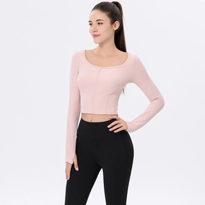 Rosa langärmliges Oberteil mit eckigem Ausschnitt und schwarze Yoga-Leggings für Fitness