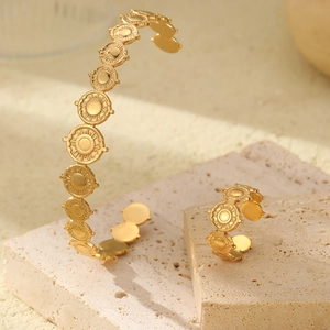 Vue détaillée de l'ensemble bracelet et bague en acier inoxydable plaqué or 18 carats