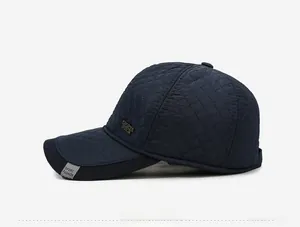 Detailansicht der dunkelblauen gesteppten Baseballkappe mit Rautenstickerei und Futter