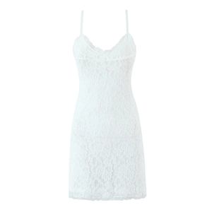 Détail de la dentelle florale blanche et de l'encolure en V sur la robe courte