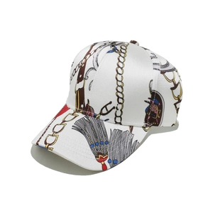 Detailansicht der Satin-Baseballkappe mit Vintage-Ketten- und Quastenmuster im Luxusstil