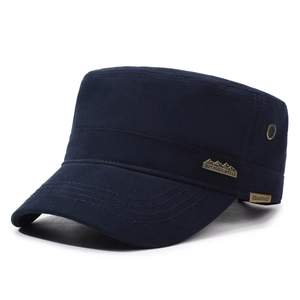 Dunkelblaue Baumwoll-Military-Cap mit Berg-Metall-Emblem und Outdoor-Style-Ösen seitlich