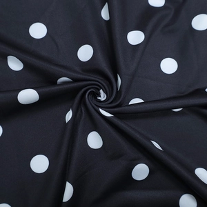 Détail macro de la texture du tissu à pois sur cet ensemble d'été deux pièces