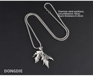 Détail d'une chaîne en acier titane de 70 cm avec pendentif feuille d'érable sur cuir noir