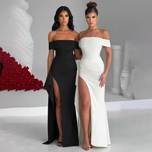 Elegantes schulterfreies Maxikleid mit hohem Schlitz in Schwarz und Weiß mit Raffung