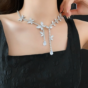 Gros plan du collier argenté avec pendentif en zircon goutte d'eau sur un mannequin