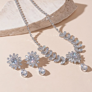 Parure bijoux argentée en zircone avec motifs feuilles et pendentifs en goutte