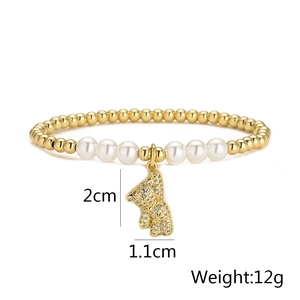 Detailansicht eines Goldperlenarmbands mit Kristallbär-Anhänger und Perlen für Damen