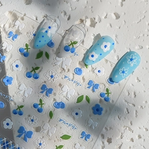 Autocollants ongles myrtille avec nœuds 3D et motifs floraux sur fond de pierre