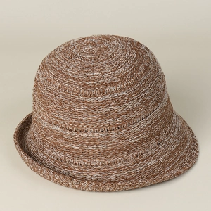 Dettaglio della trama in maglia mista marrone e bianca su un cappello a secchiello traspirante