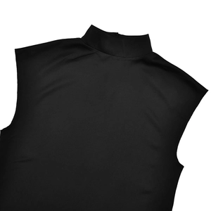 Dettaglio dell'elegante top in raso nero a lupetto che mostra la trama del tessuto