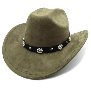 Détail d'un chapeau de cow-boy en daim vert olive avec bande en cuir sertie de perles