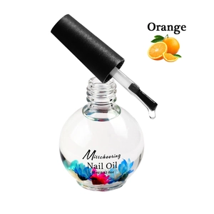 Detailopname van nagelriemolie met sinaasappelgeur en droogbloemen in 15ml flesje