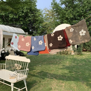 Detailansicht bunter Häkelstrickmuster mit Blumen auf luftigen Netz-Schultertaschen
